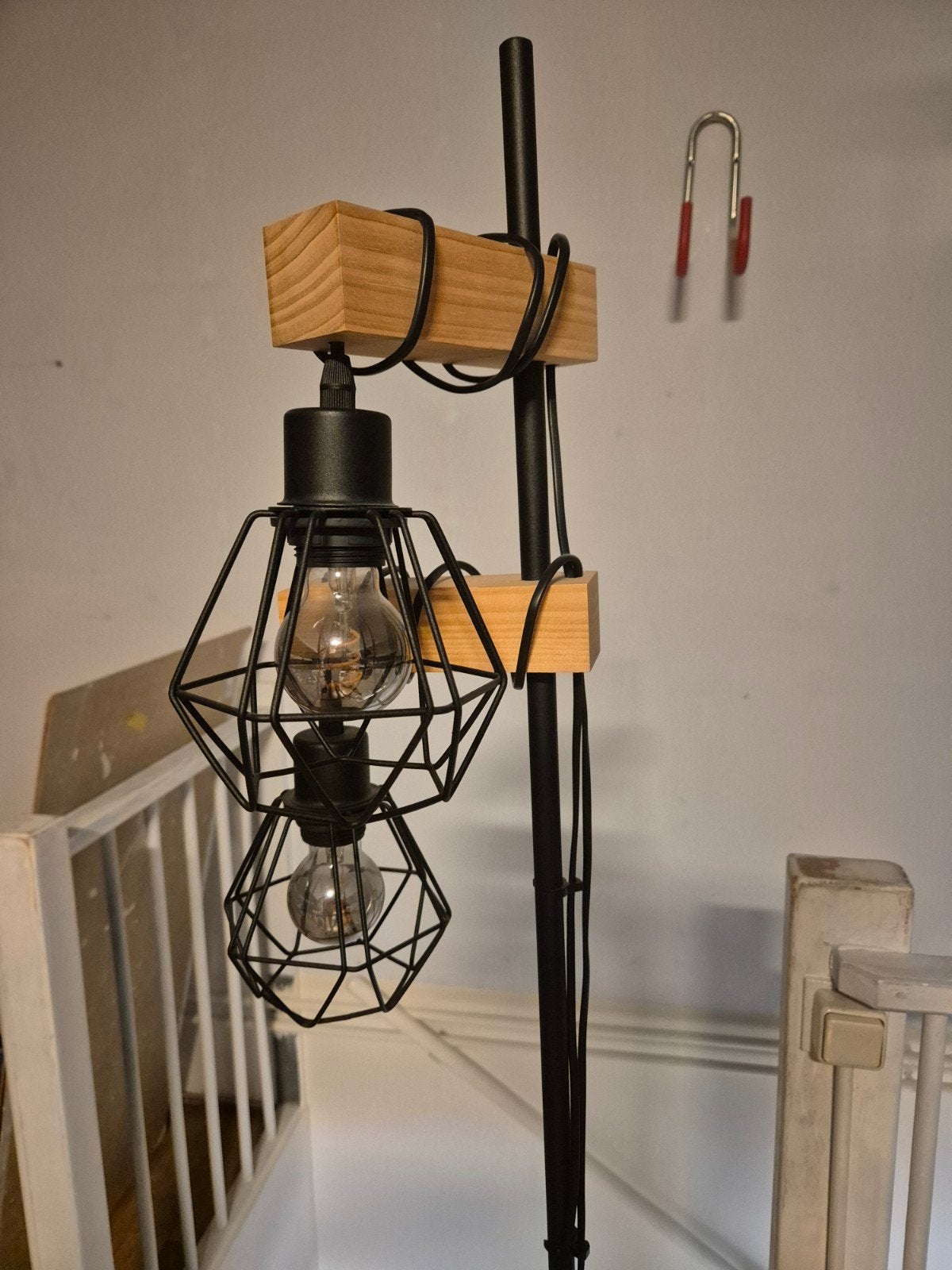 Industriële Staande Lamp met Houten Details en Dubbele Kooi, Huis en Inrichting, Lampen | Vloerlampen, Ophalen, Zo goed als nieuw