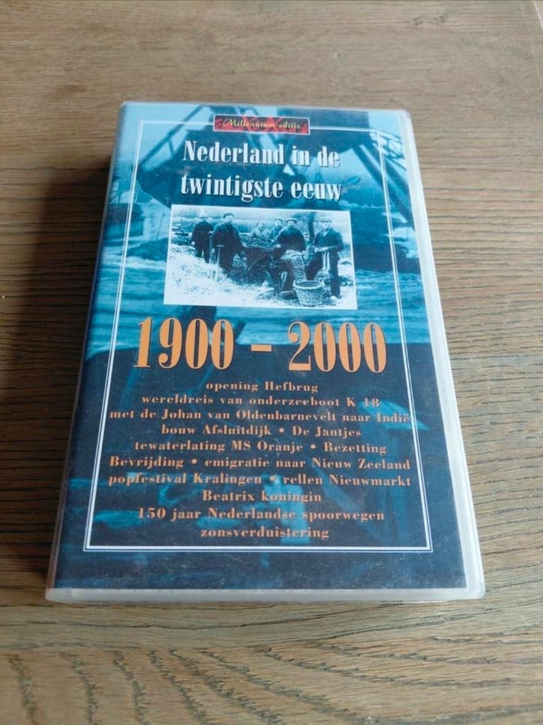 Nederland in de Twintigste Eeuw videoband. 1900-2000., Cd's en Dvd's, VHS | Documentaire, Tv en Muziek, Gebruikt, Documentaire