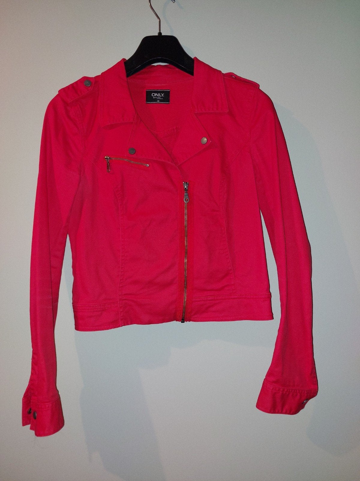 Mooi rood spijkerjasje van Only, maat M, Ophalen of Verzenden, Zo goed als nieuw, Maat 38/40 (M), Rood