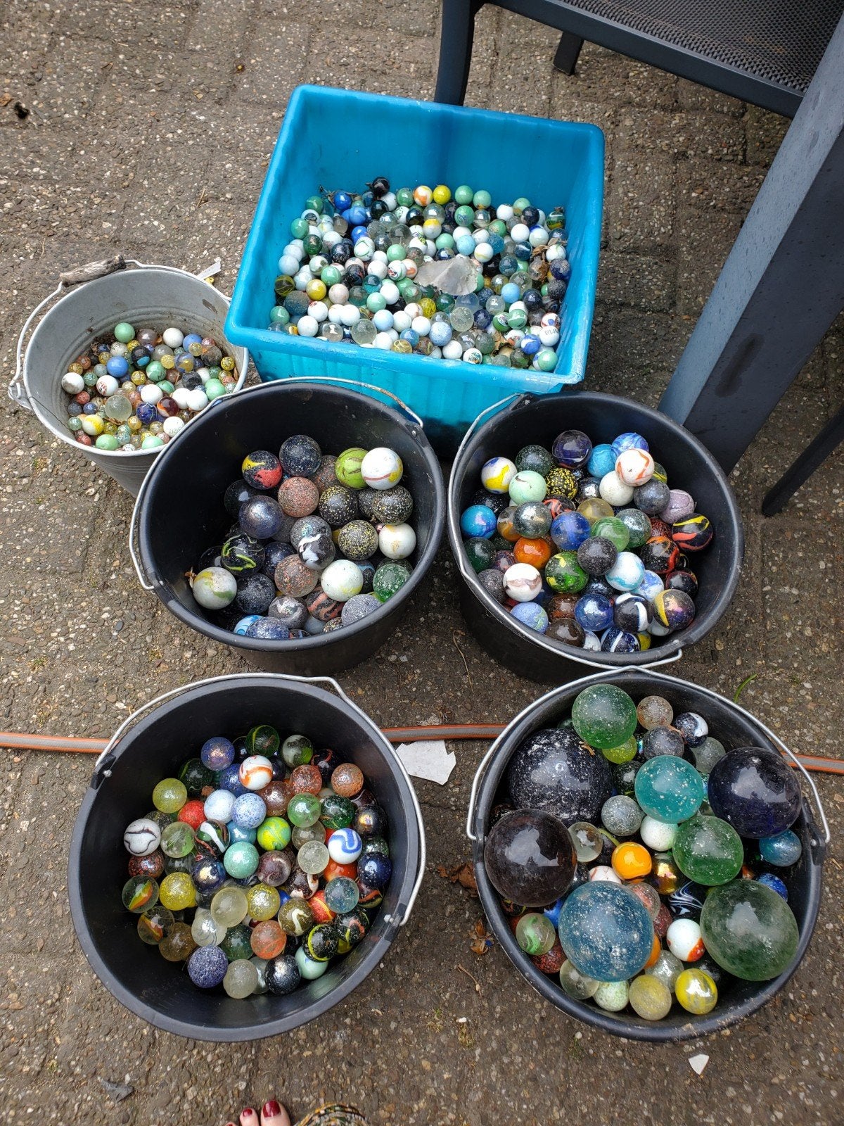 Hele grote verzameling knikkers, Ophalen