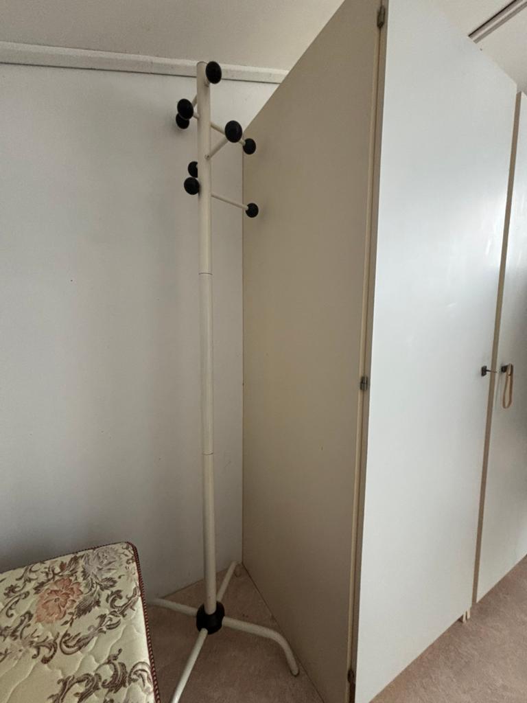 Witte staande kapstok met 8 zwarte knoppen, Ophalen, Gebruikt, Metaal, Staande kapstok