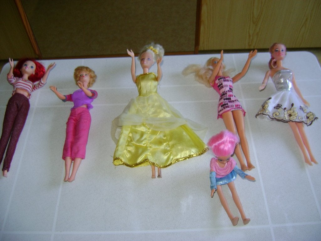 6 barbie,s gele lange avondjurk met flexibele armen met rood, Ophalen of Verzenden, Zo goed als nieuw, Barbie