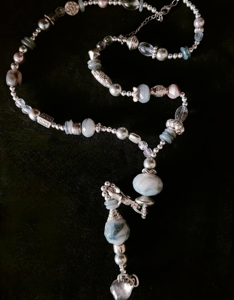 Handgemaakte kralen ketting in zilver/ grijs tinten, Sieraden, Tassen en Uiterlijk, Kettingen, Ophalen of Verzenden, Zo goed als nieuw