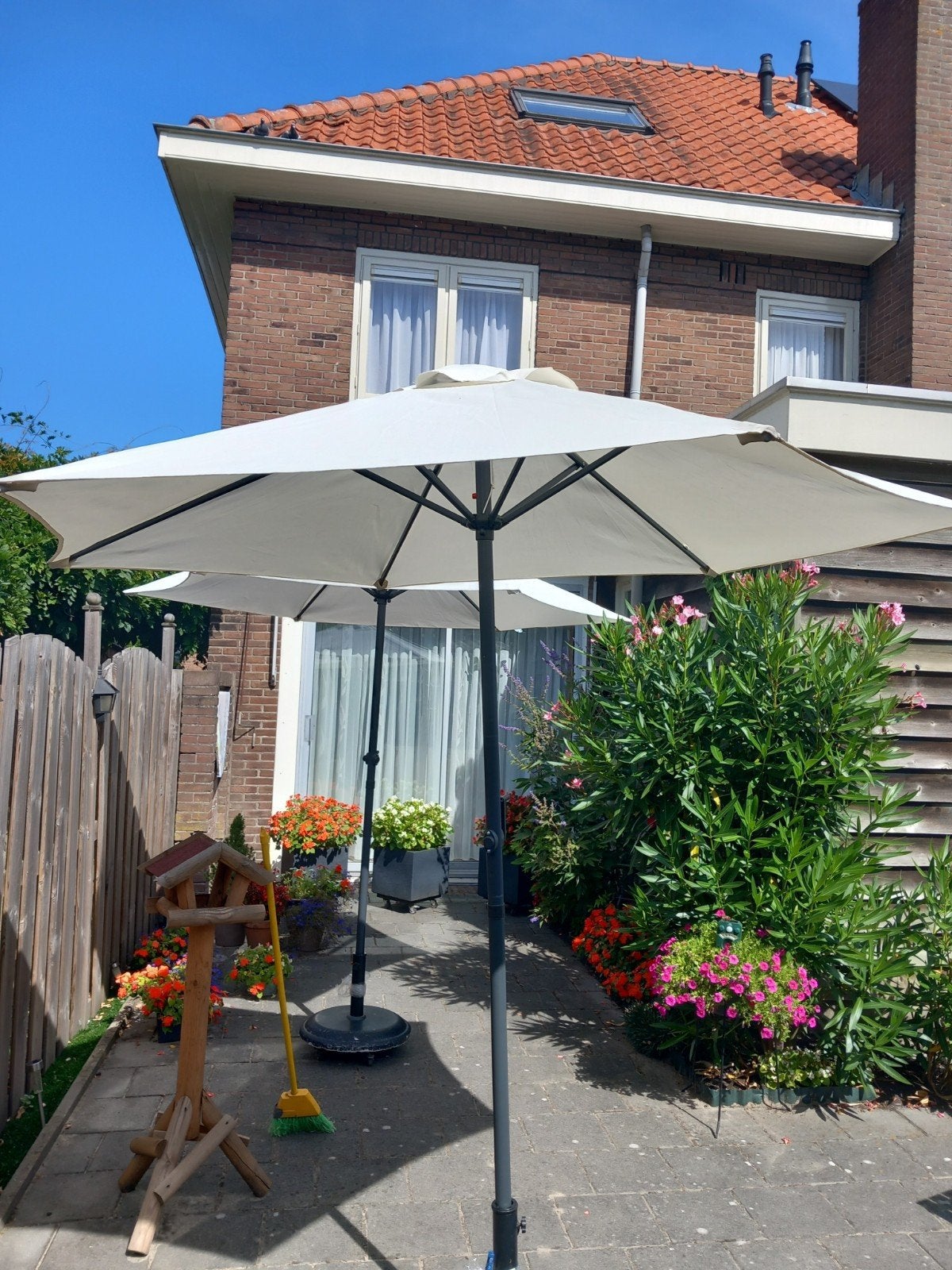 Parasols beige, Ophalen, Zo goed als nieuw, 1 tot 2 meter, Stokparasol