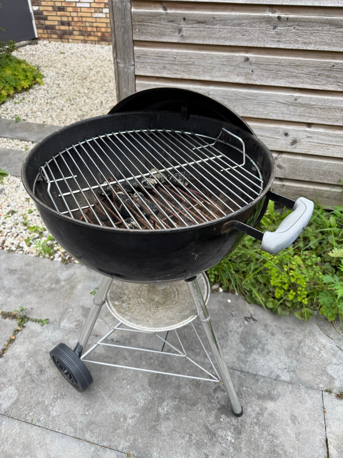 Weber 47cm zwarte houtskool barbecue met wielen, Ophalen, Gebruikt