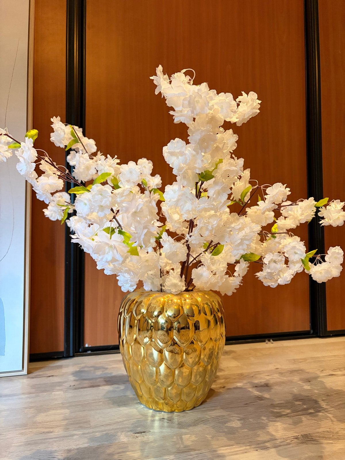 Gouden aardbei vaas met witte kunstbloemen, Overige materialen, Inclusief decoratie, Ophalen of Verzenden, Zo goed als nieuw