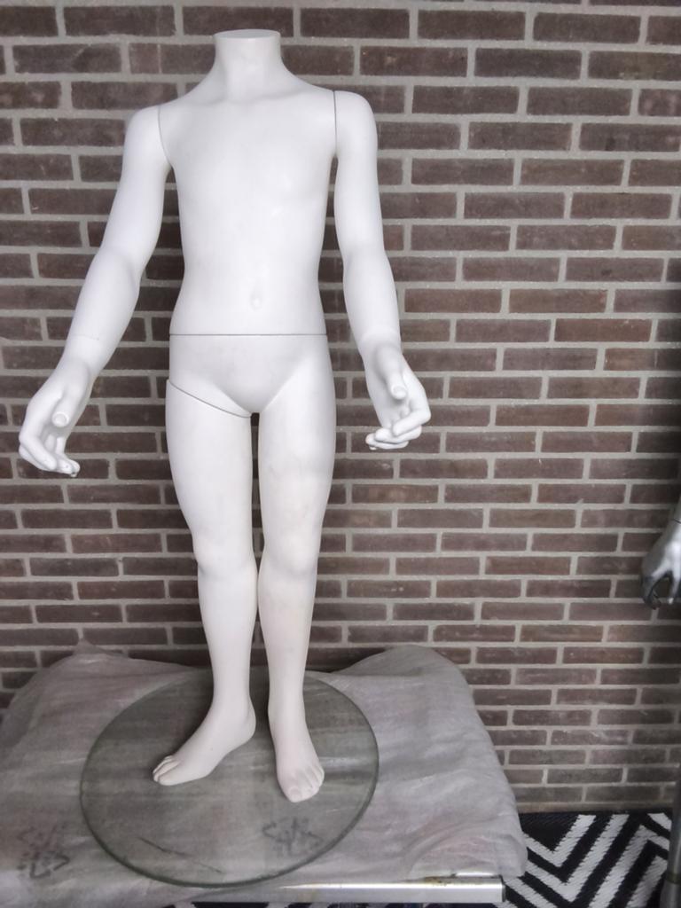Paspop kind model op glazen voetplaat, Ophalen, Paspop