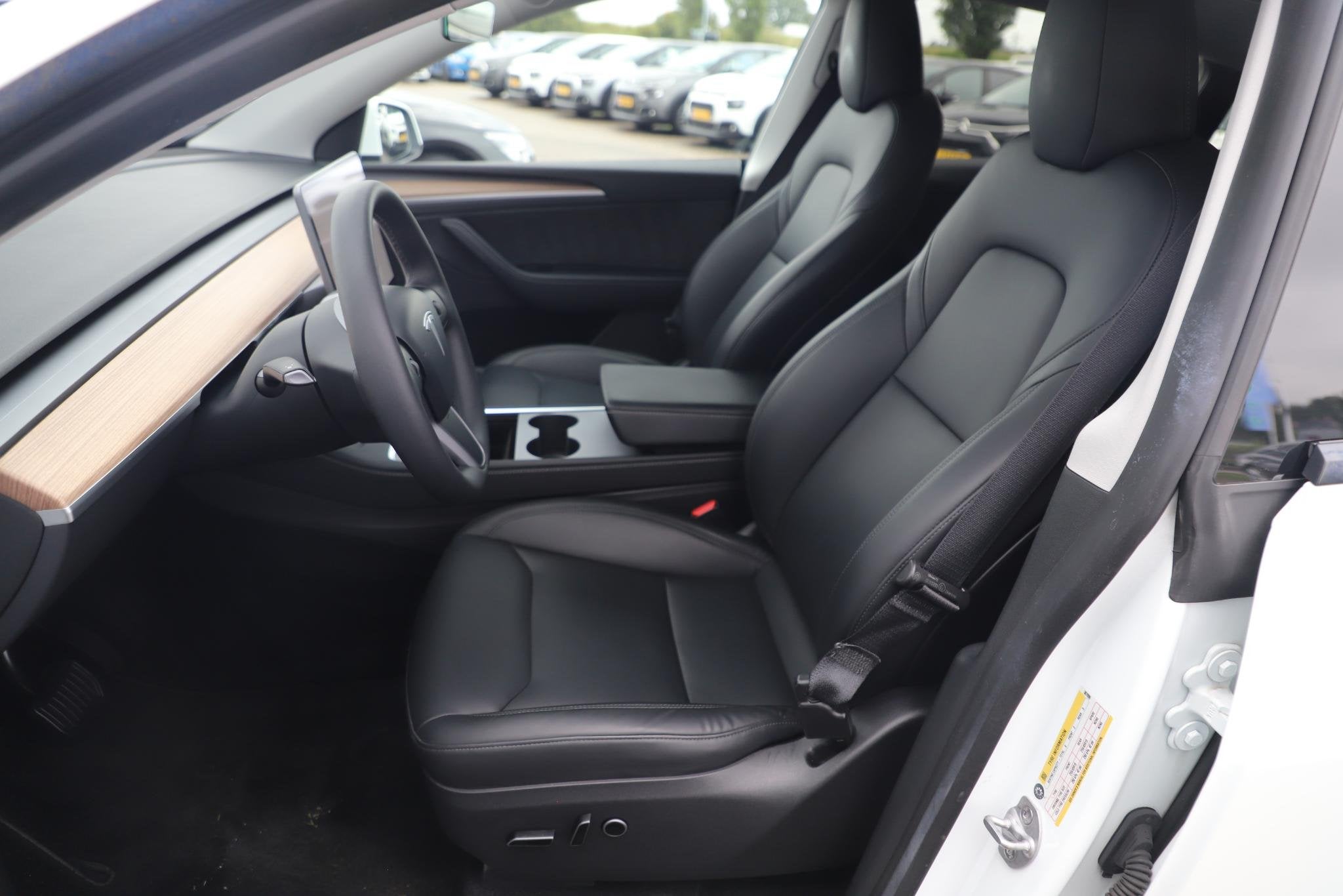 Foto 9 van Tesla Model Y Long Range AWD 75 kWh Afneembare Trekhaak Pano