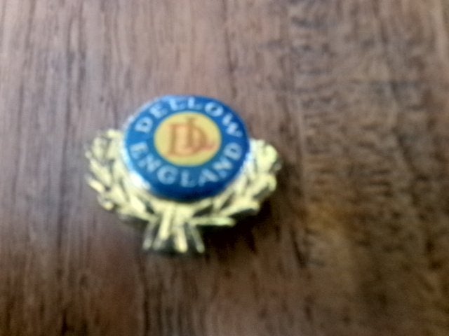 Vintage Dellow Automotive speld  - Britse sportwagen 1950, Ophalen of Verzenden, Gebruikt, Transport, Speldje of Pin