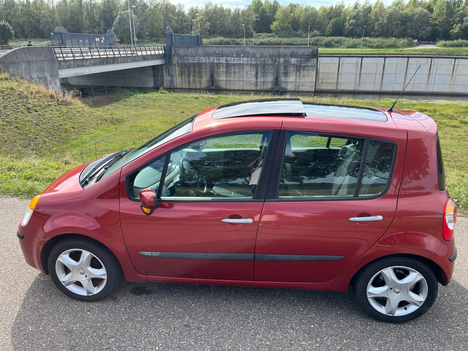 Renault Modus 1.4 16V Autbas E3 2004 Rood, Voorwielaandrijving, 15 km/l, 4 cilinders, 49 €/maand