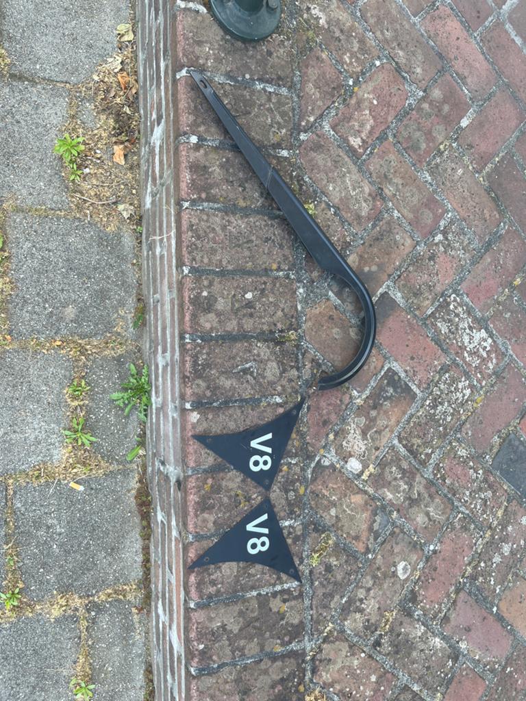 V8 emblemen en kettingkast., Auto diversen, Auto-accessoires, Gebruikt, Ophalen of Verzenden