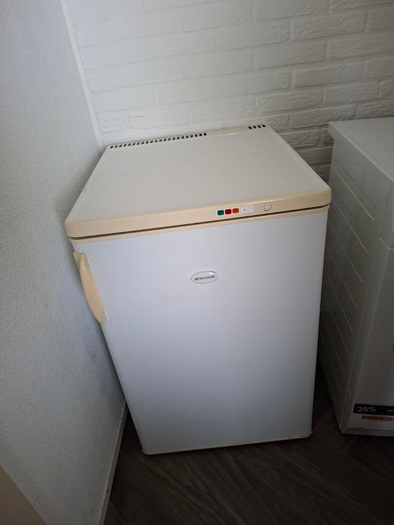 Frigidaire koelkast met drie lades, Ophalen