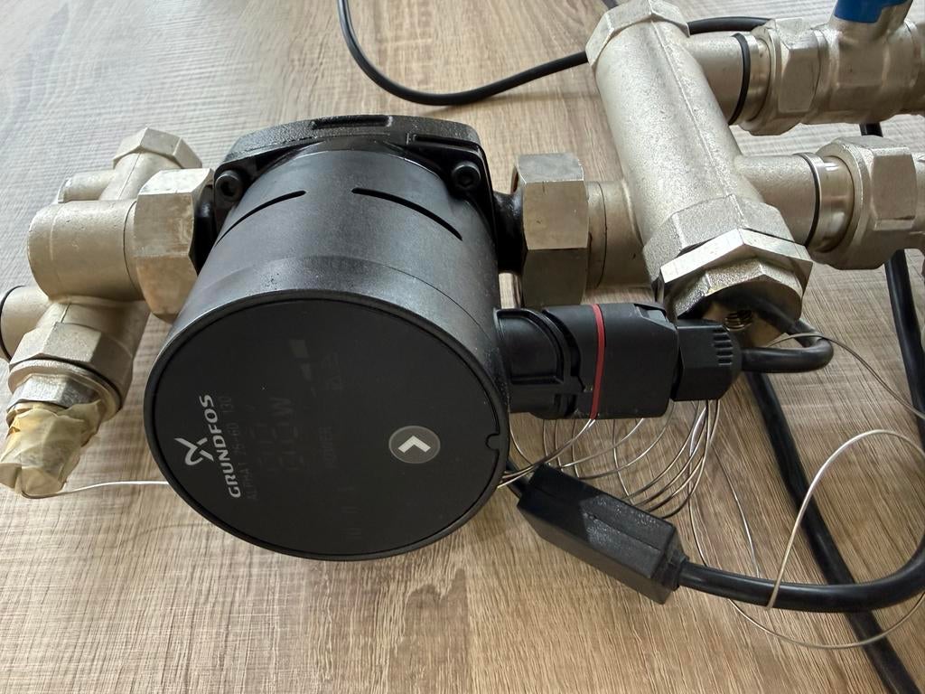 Grundfos Alpha 1 circulatiepomp - 2 jaar oud, met factuur, Doe-het-zelf en Verbouw, Verwarming en Radiatoren, Minder dan 30 cm