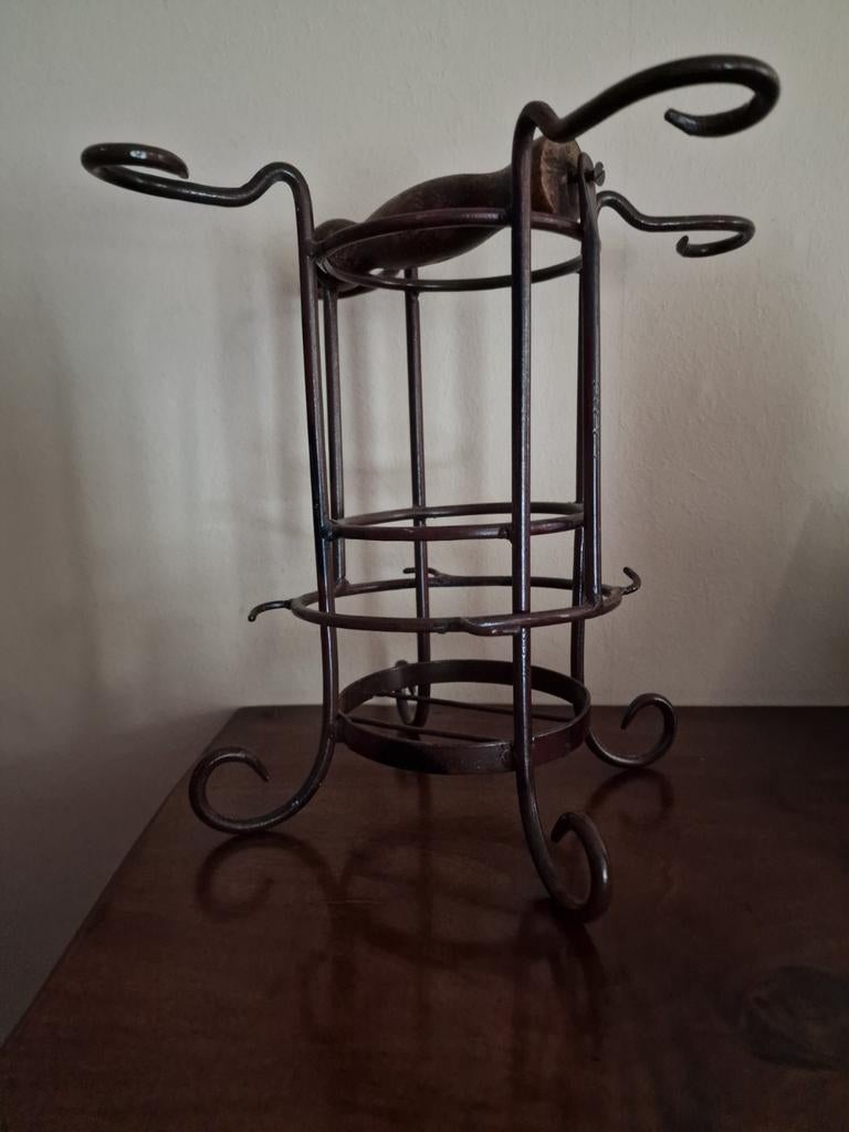 Oud houten/ ijzer rek Voor 1 fles wijn voor op tafel, Ophalen of Verzenden, Hout, Minder dan 50 cm, Minder dan 5 flessen