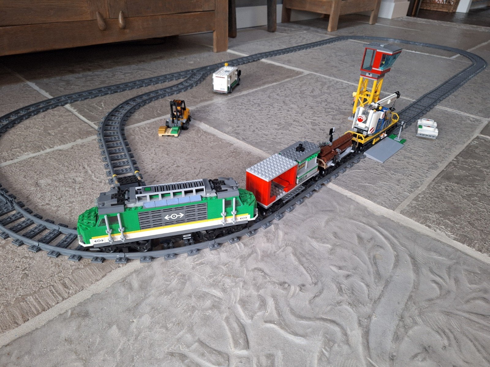 Foto 5 van LEGO City Vrachttrein 60198 met extra rails