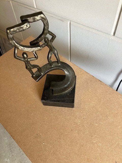 Bronzen sculptuur    'Samenwerking'       op marmeren sokkel, Ophalen of Verzenden, Brons