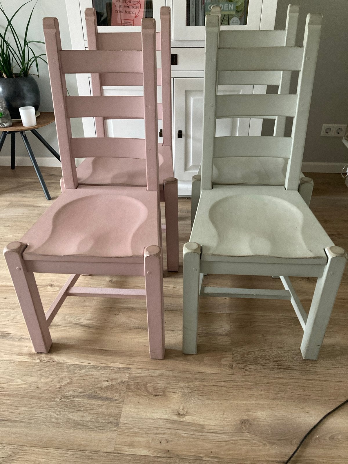 Set van 4 houten stoelen: roze en grijsgroen, Huis en Inrichting, Ophalen, Gebruikt, Twee, Overige kleuren
