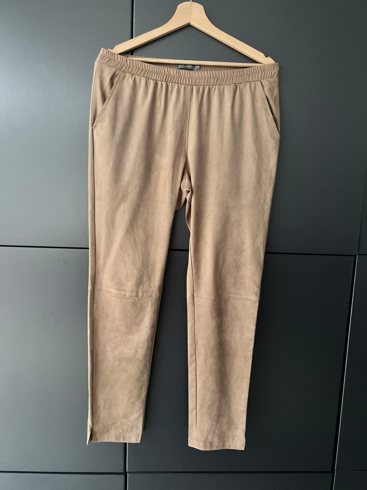 GEISHA TAUPE / BEIGE VEGAN SUEDE LEER BROEK MAAT L, Kleding | Dames, Beige, Maat 42/44 (L), Ophalen of Verzenden, Zo goed als nieuw