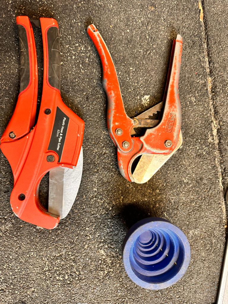 2 pvc pe knippers en universele buisaanschuiner, Doe-het-zelf en Verbouw, Ophalen of Verzenden, Zo goed als nieuw