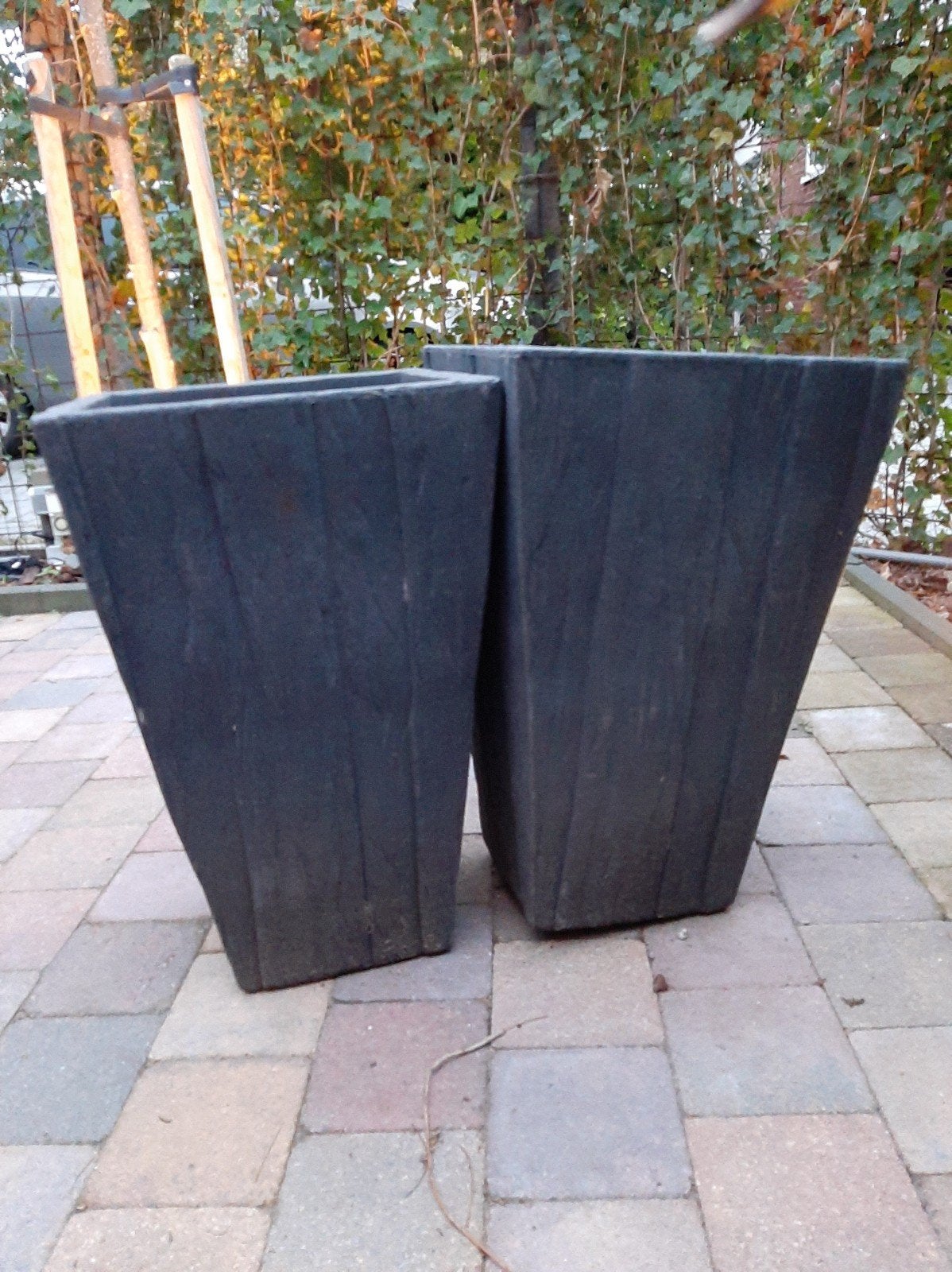 Twee donkergrijze bloempotten, 55 cm hoog, Tuin en Terras, Ophalen, Overige materialen, Gebruikt, Minder dan 60 cm