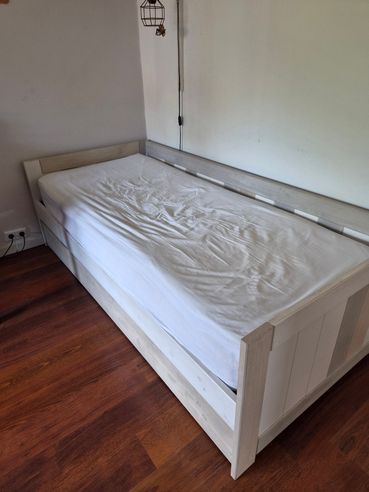 Uitschuifbaar bed met lattenbodems, wit hout, Ophalen, Gebruikt, Modern, functioneel, Wit