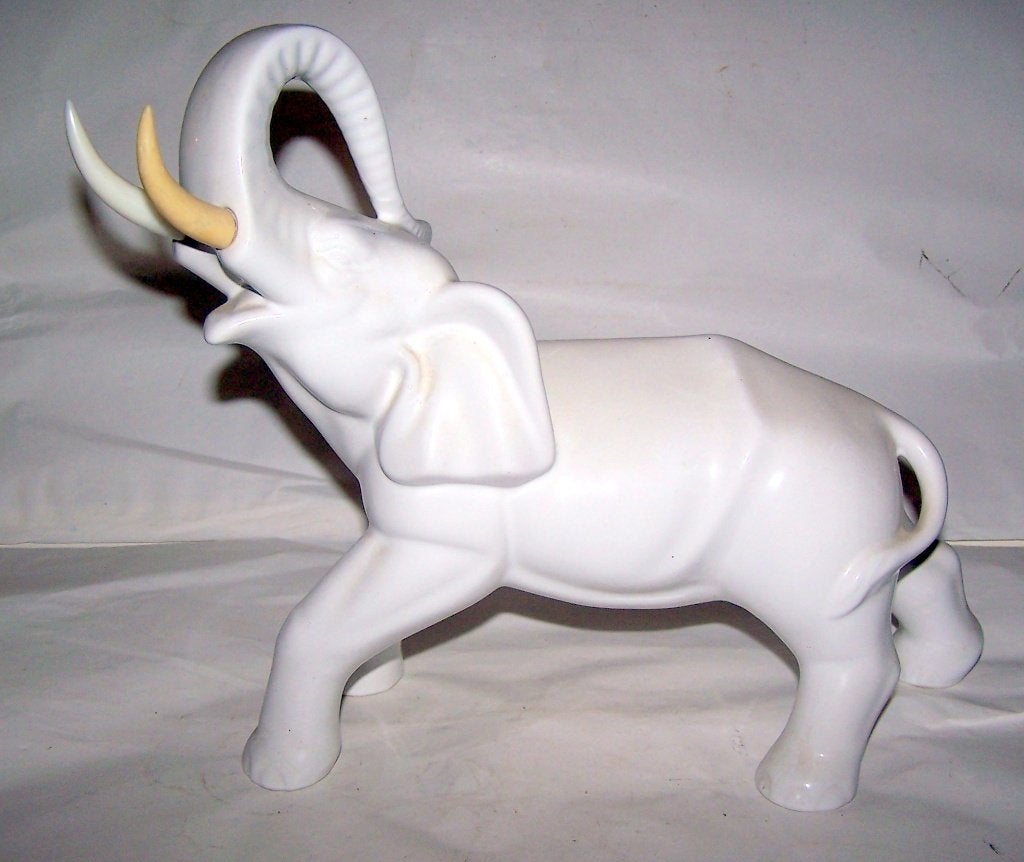 Witte grote keramische olifant met slurf omhoog. Izgs., Verzamelen, Ophalen of Verzenden, Zo goed als nieuw, Dier