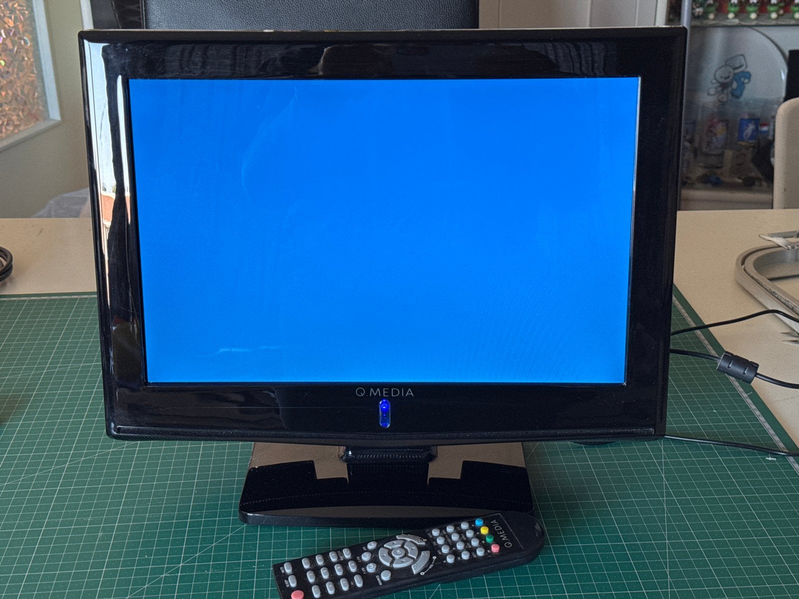 Q.MEDIA 15.4" LCD TV met afstandsbediening, Overige merken, Gebruikt, Ophalen of Verzenden, Minder dan 40 cm