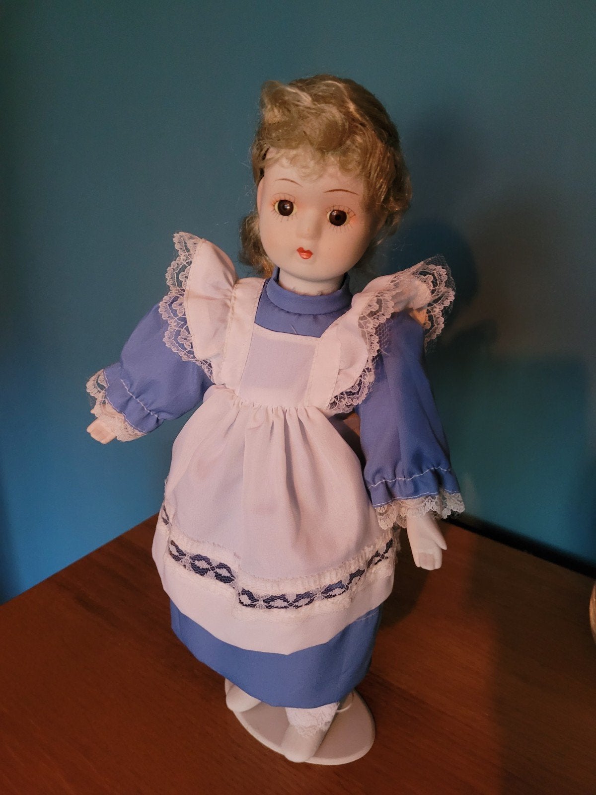 Vintage porseleinen pop in blauwe jurk met schort, Ophalen of Verzenden, Gebruikt, Pop