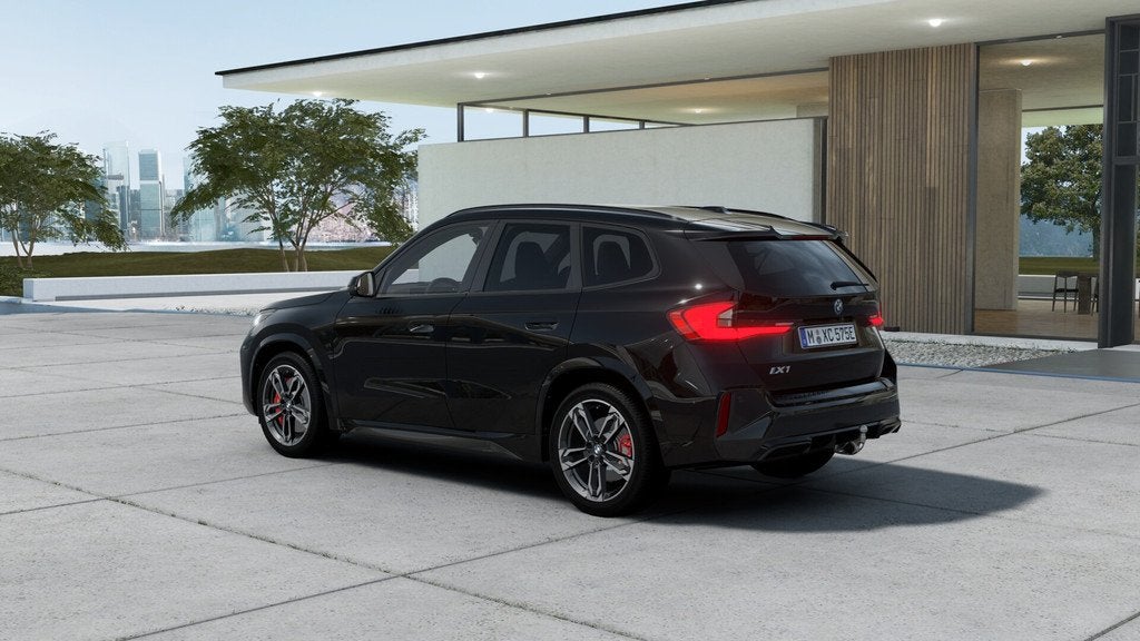 BMW iX1 eDrive20 M Sport / Panoramadak / Trekhaak / Sportsto, Auto's, BMW, Zwart, Metallic lak, Zwart, Nieuw