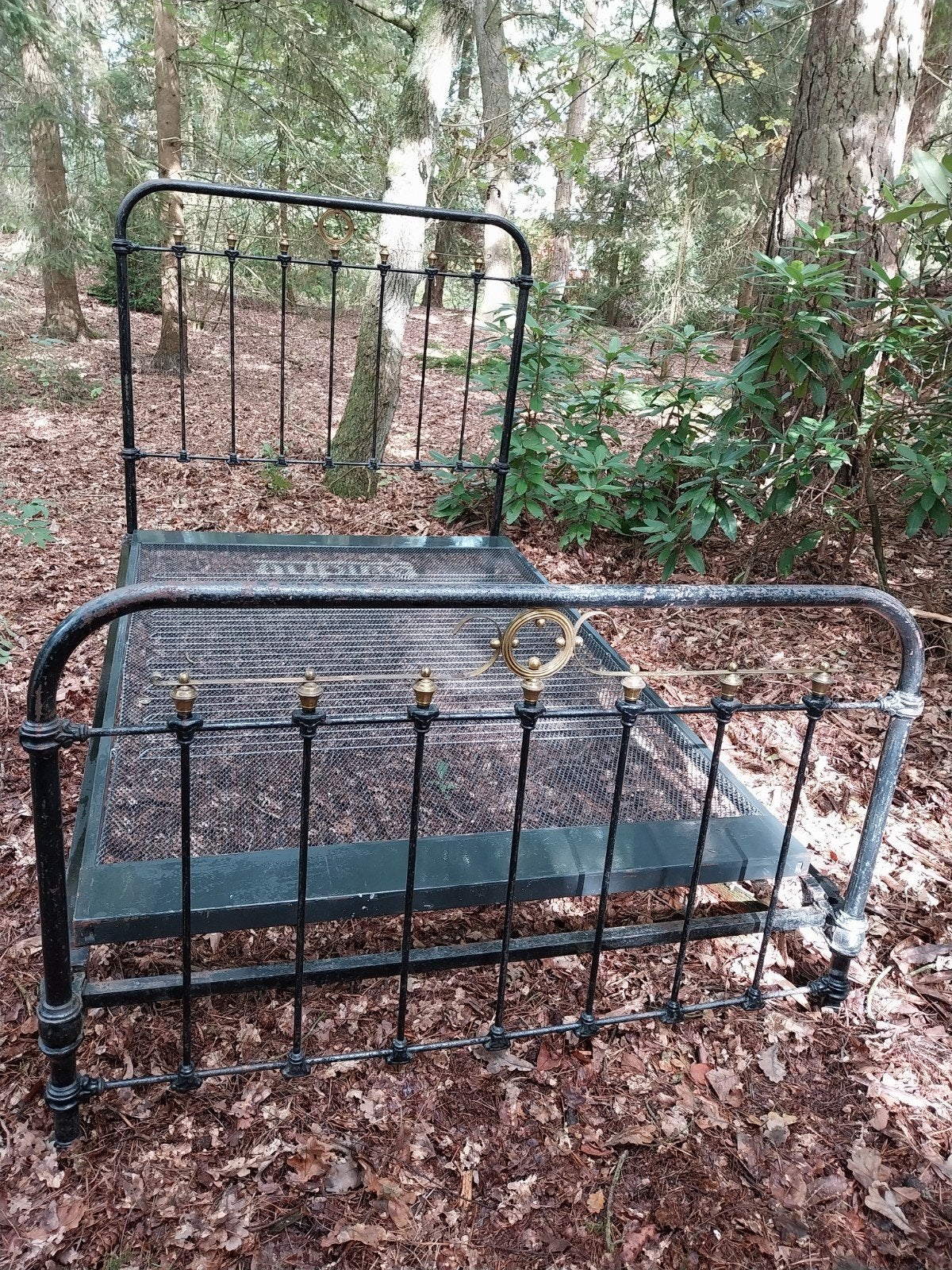Antiek metalen bed met spiraal, Ophalen