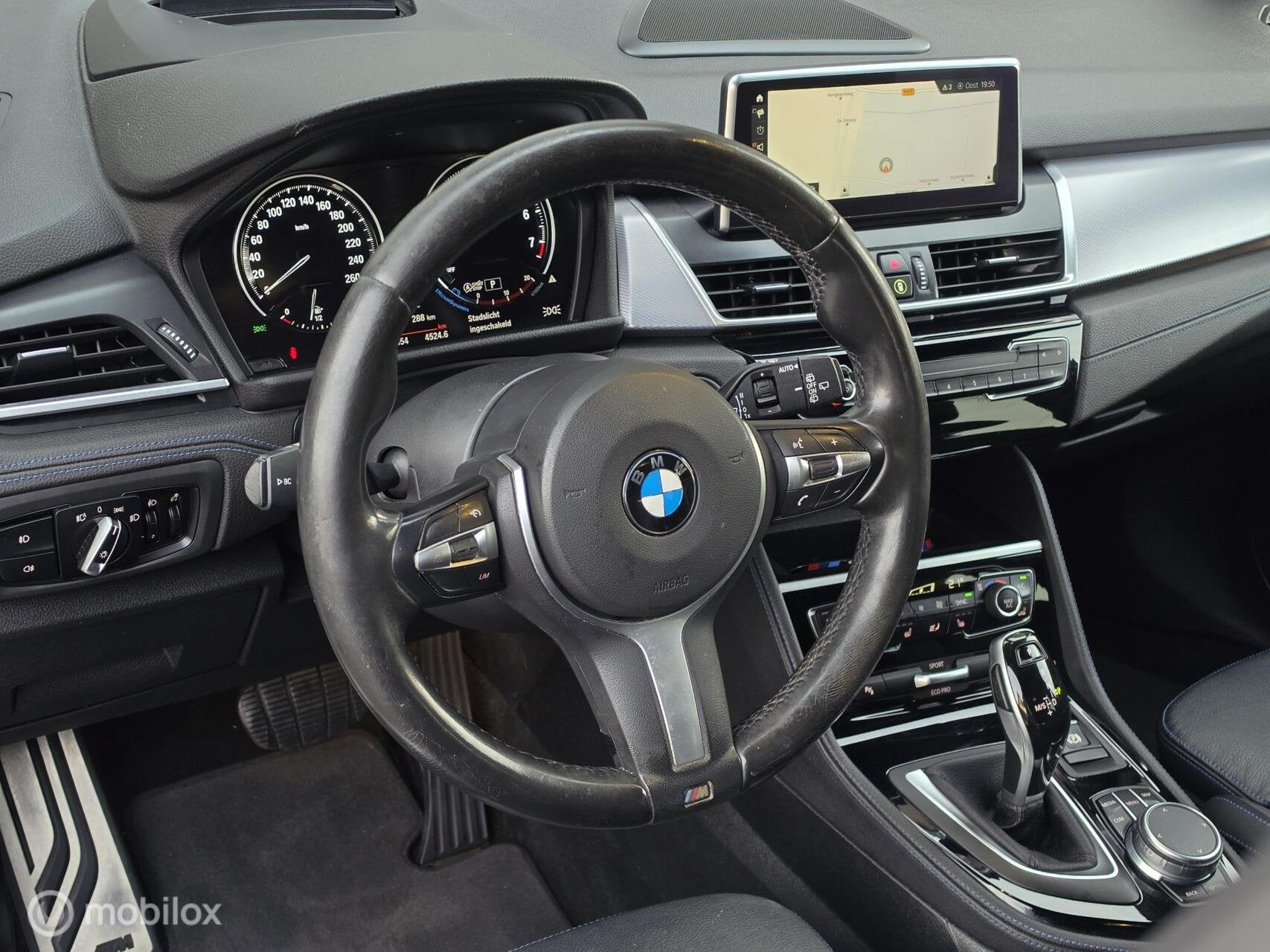 BMW 2-SERIE ACTIVE TOURER 220i 190PK M SPORT LEER LED HEAD-U, Auto's, 1998 cc, Gebruikt, Wit, 19 km/l