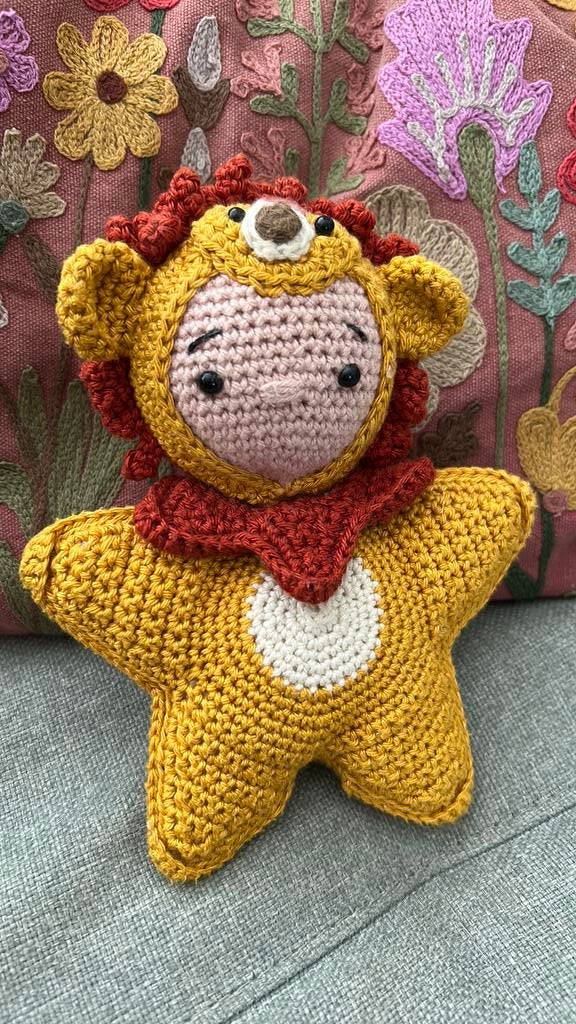 Handgemaakt gehaakt knuffeltje popje leeuw, Hobby en Vrije tijd, Breien en Haken, Ophalen of Verzenden, Zo goed als nieuw, Haken