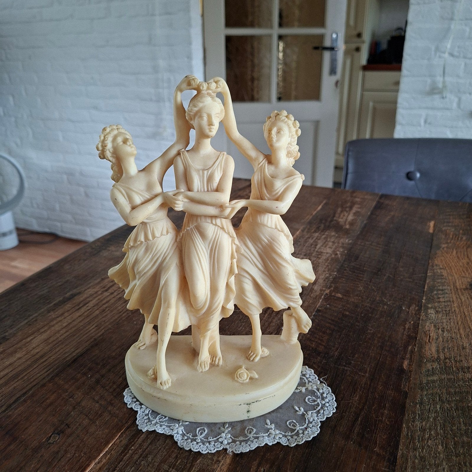 Beeld 3 Dansende Figuren op Sokkel Gemerkt 23x17 cm, Antiek en Kunst, Ophalen of Verzenden