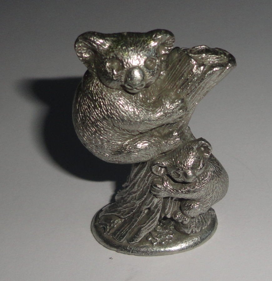 Koala's op boom - Australisch souvenir beeldje - Tin, Verzamelen, Beelden en Beeldjes, Zo goed als nieuw, Dier, Ophalen of Verzenden