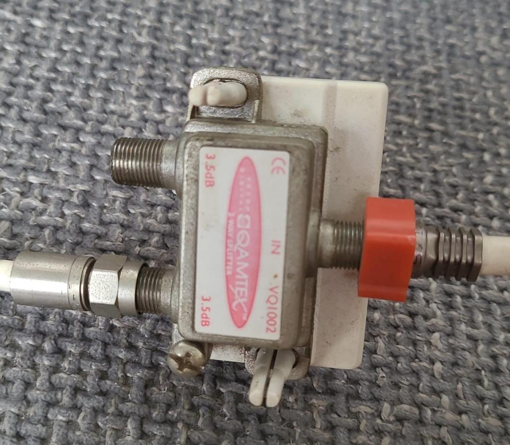 Two way splitter 0364 3.5 dB qamtex vq1002 met 2 kabels, Ophalen of Verzenden, Gebruikt, Minder dan 2 meter