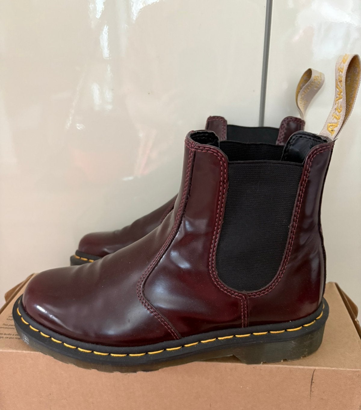 Dr. Martens Chelsea mt 39, Kleding | Dames, Schoenen, Lage of Enkellaarzen, Ophalen of Verzenden, Gedragen, Rood