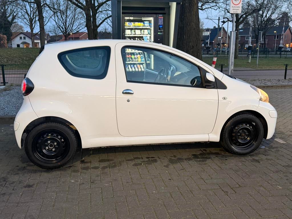Toyota Aygo 1.0 12V Vvt-i 3DRS MMT 2011 Wit, Auto's, Voorwielaandrijving, 4 stoelen, Handgeschakeld, Particulier