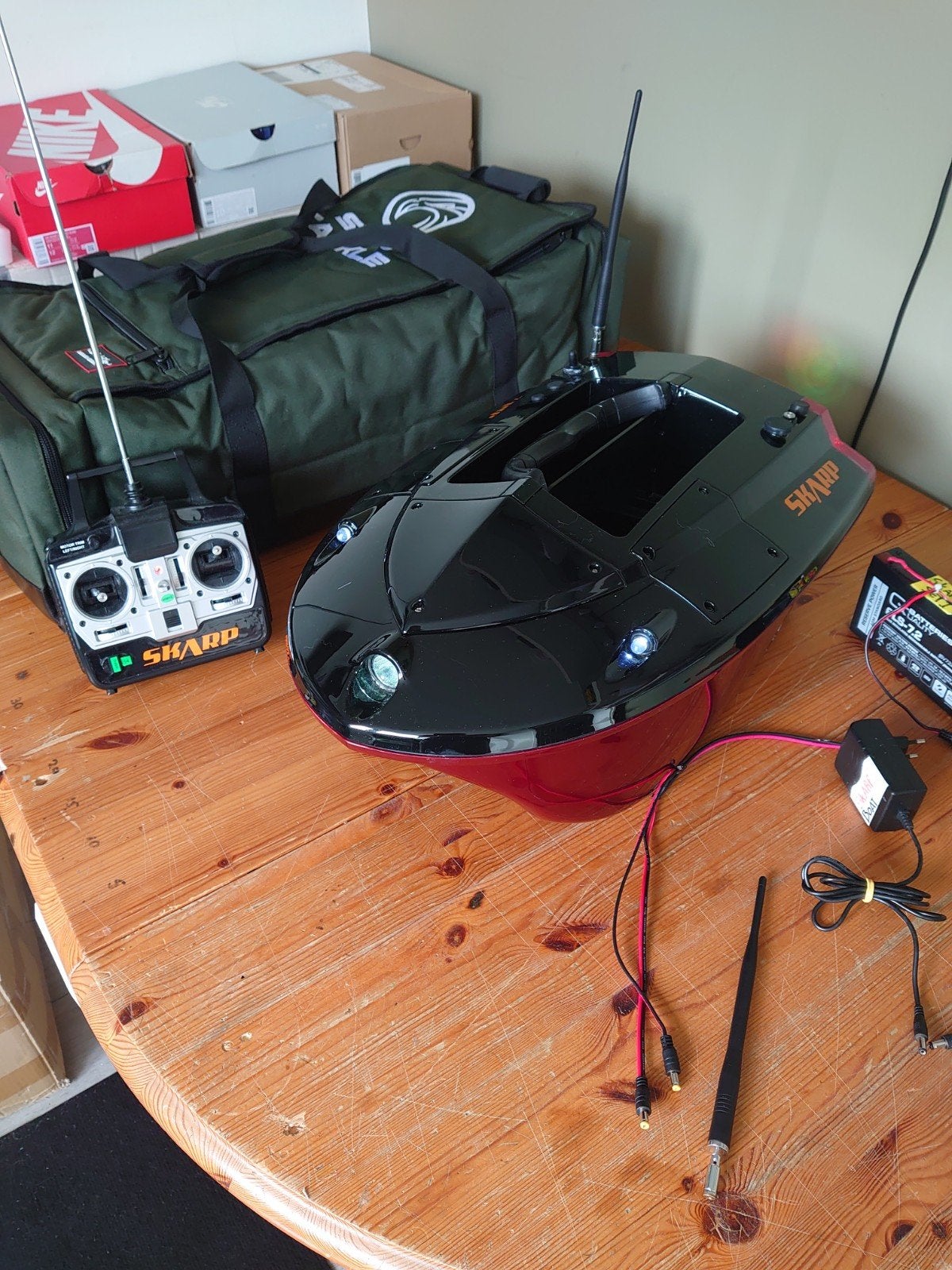 Voerboot S60 Skarp met nieuwe zender+receiver, Watersport en Boten, Ophalen of Verzenden, Zo goed als nieuw, Overige typen
