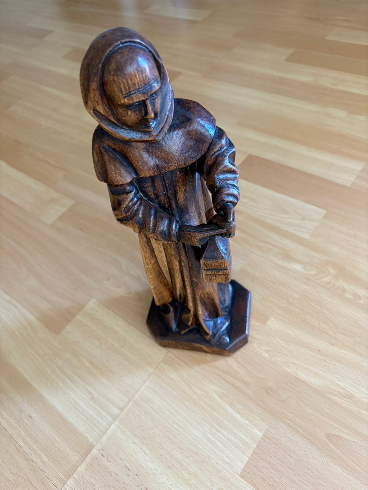 Te koop: houten beeldje van monnik, Ophalen