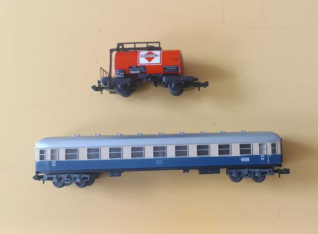 2 MiniTrix N-schaal: DB passagierswagon en Gasolin tankwagon, Gebruikt, Gelijkstroom, Trix, Wagon