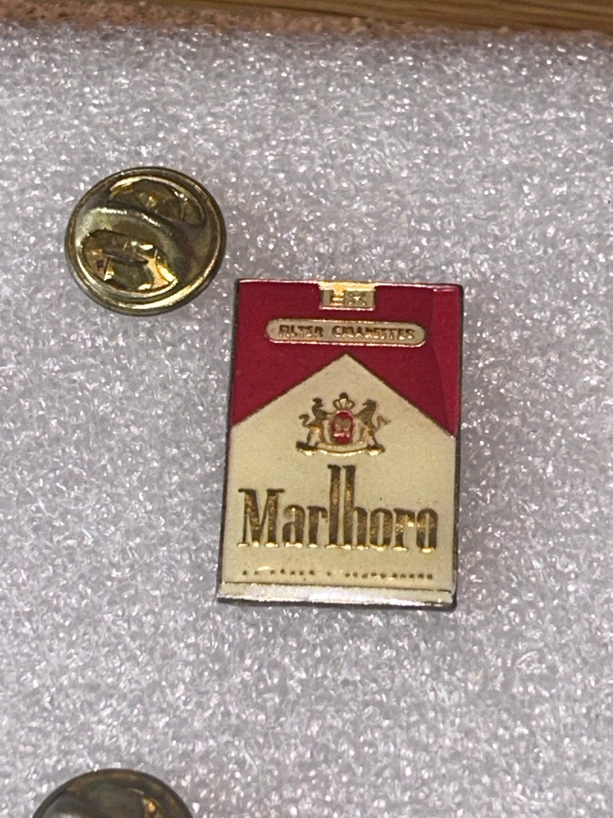 Vintage Marlboro sigarettenpakje pin, Ophalen of Verzenden, Gebruikt, Merk, Speldje of Pin