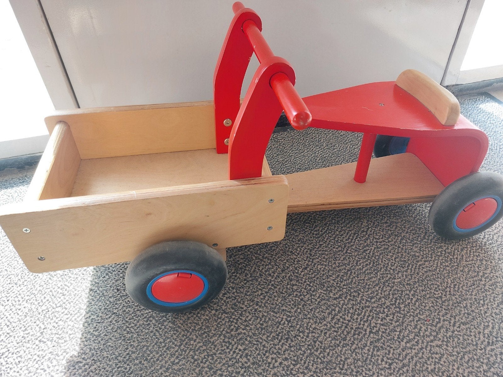Houten loopfiets/ bakfiets met bak- rood/hout, Ophalen, Gebruikt, Loopvoertuig