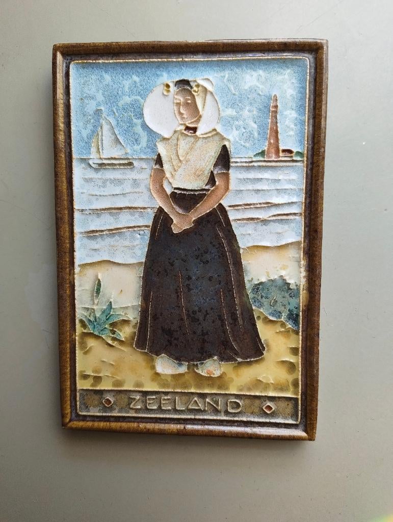Cloisonne tegel Porceleyne fles Delft. Zeeland vrouw, Ophalen of Verzenden