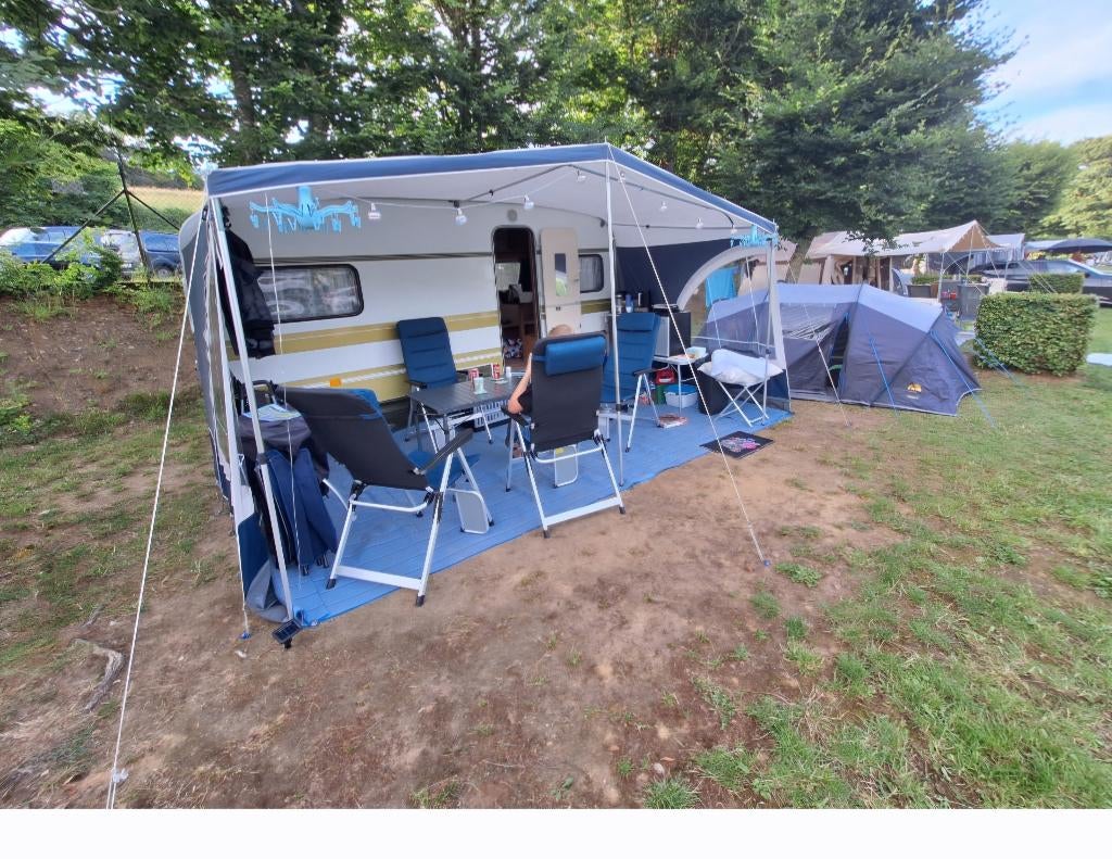 Vintage grote en lichte caravan bj 1978, 735kg en toebehoren, Caravans en Kamperen, Caravans, Standaardzit, Queensbed, Tot en met 2