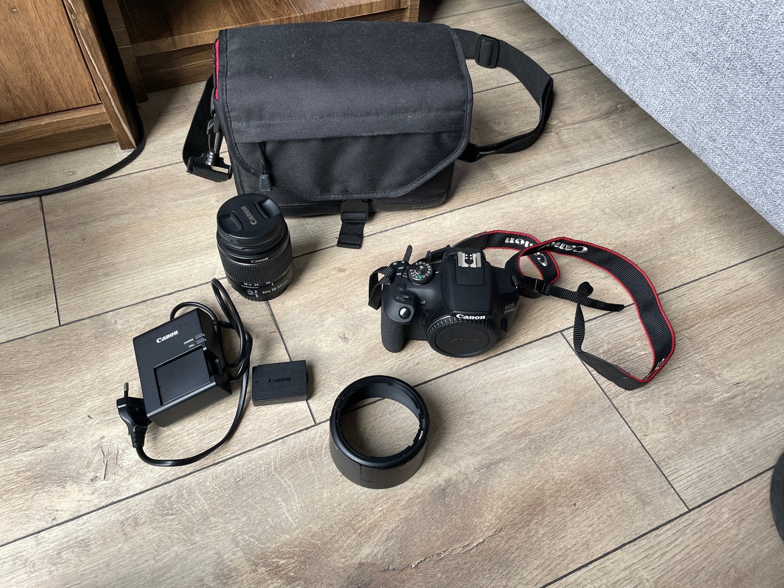 Canon EOS 2000D Spiegelreflexcamera starters kit, Spiegelreflex, Canon, Zo goed als nieuw, 4 t/m 7 keer