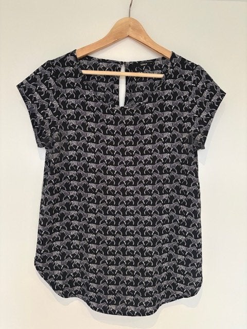 Only Top met zebra's afbeeldingen - Maat 36, Kleding | Dames, Tops, Only, Zwart, Ophalen of Verzenden, Zo goed als nieuw