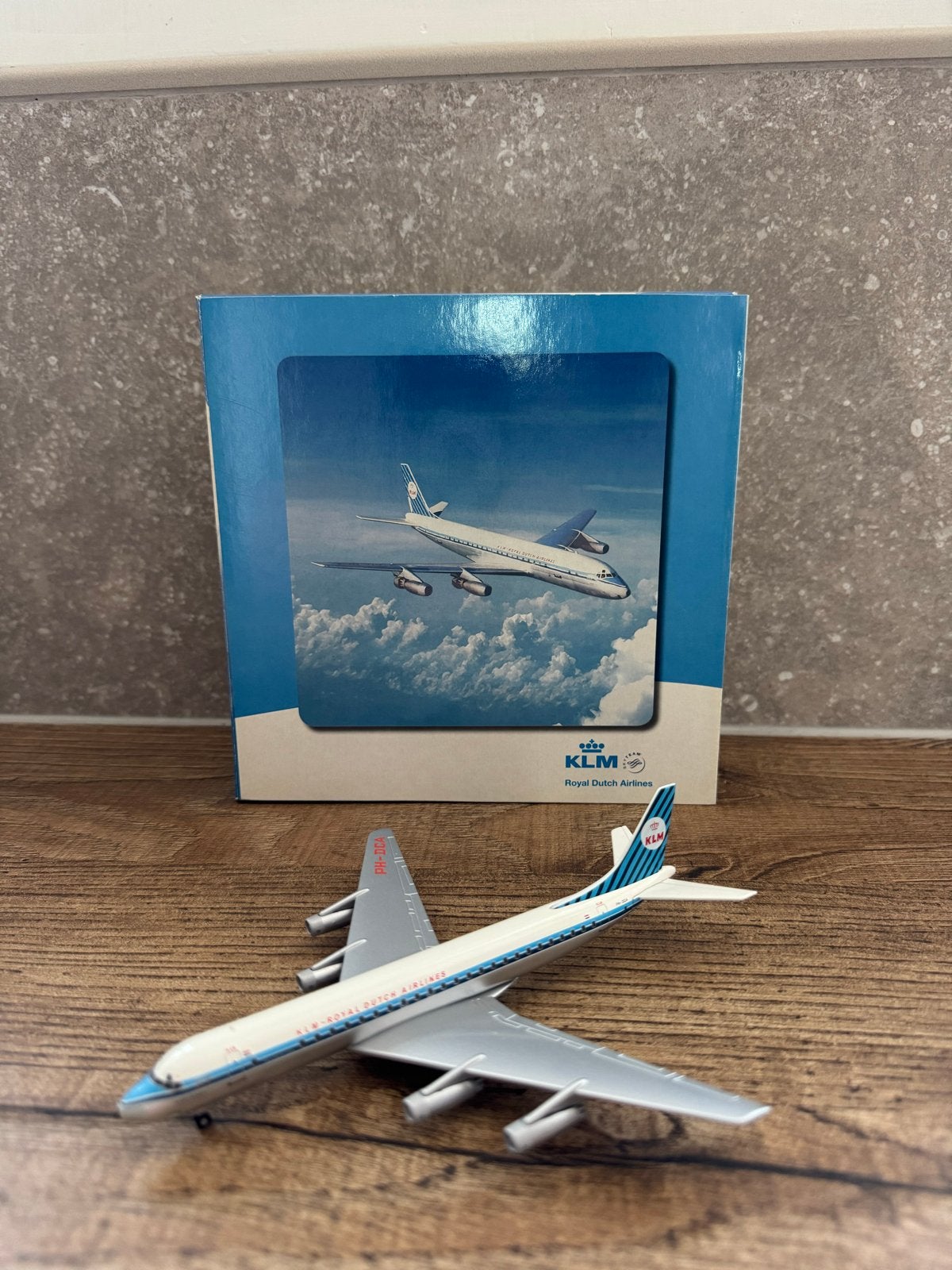 Hobby Master 1:300 KLM DC-8 'Albert Plesman' met doos en sta, Overige merken, 1:200 of kleiner, Ophalen of Verzenden, Zo goed als nieuw