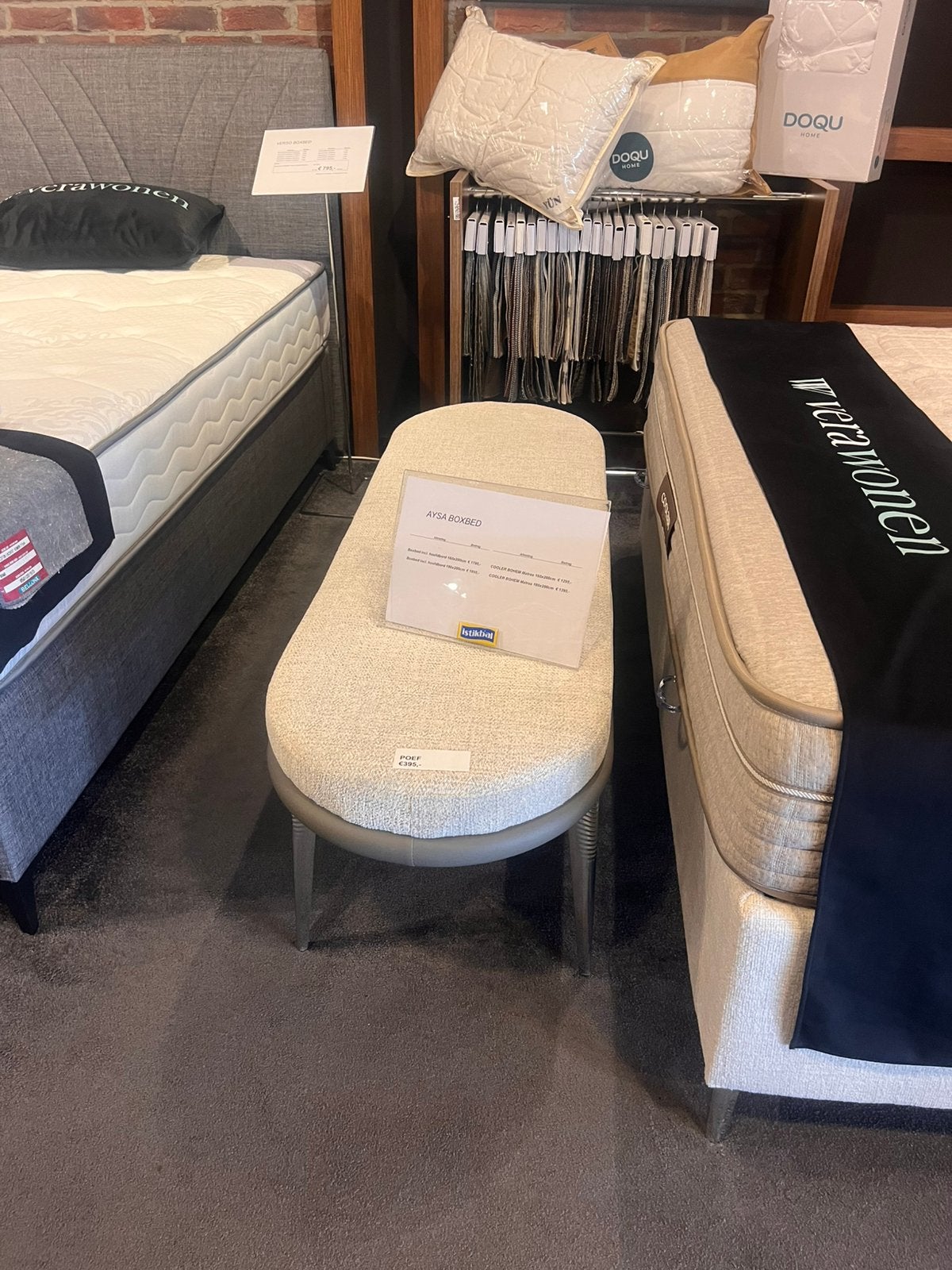 Mooie en ongebruikte Istikbal Aysa poef / hocker te koop!, Huis en Inrichting, Ophalen of Verzenden, Zo goed als nieuw, Rechthoekig