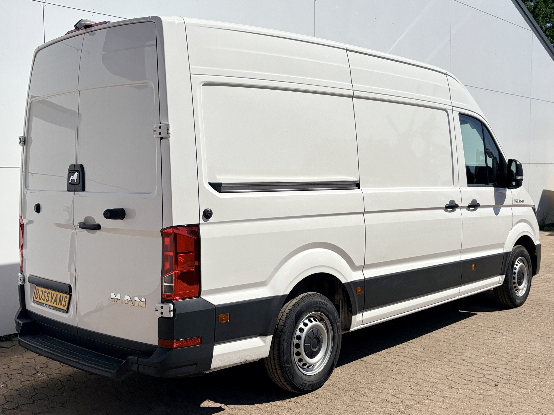 MAN TGE 3.140 2.0 TDI 140PK L3H3 Airco Cruise Control Carpla, Voorwielaandrijving, Stof, Gebruikt, Zwart