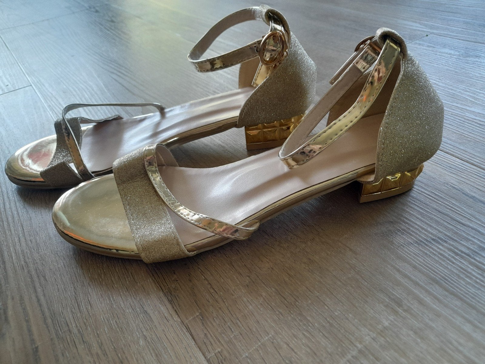 Gouden sandalen met lage hak, Overige kleuren, Sandalen of Muiltjes, Ophalen of Verzenden, Onbekend